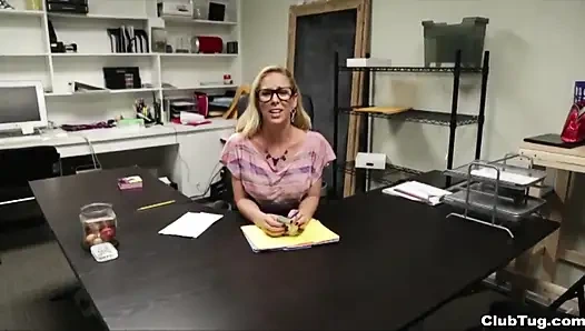 Cherie DeVille раздевается и доит большой офисный хуй