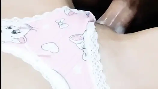 Отчим трахает свою красивую падчерицу, когда ее сиемпома нет дома.