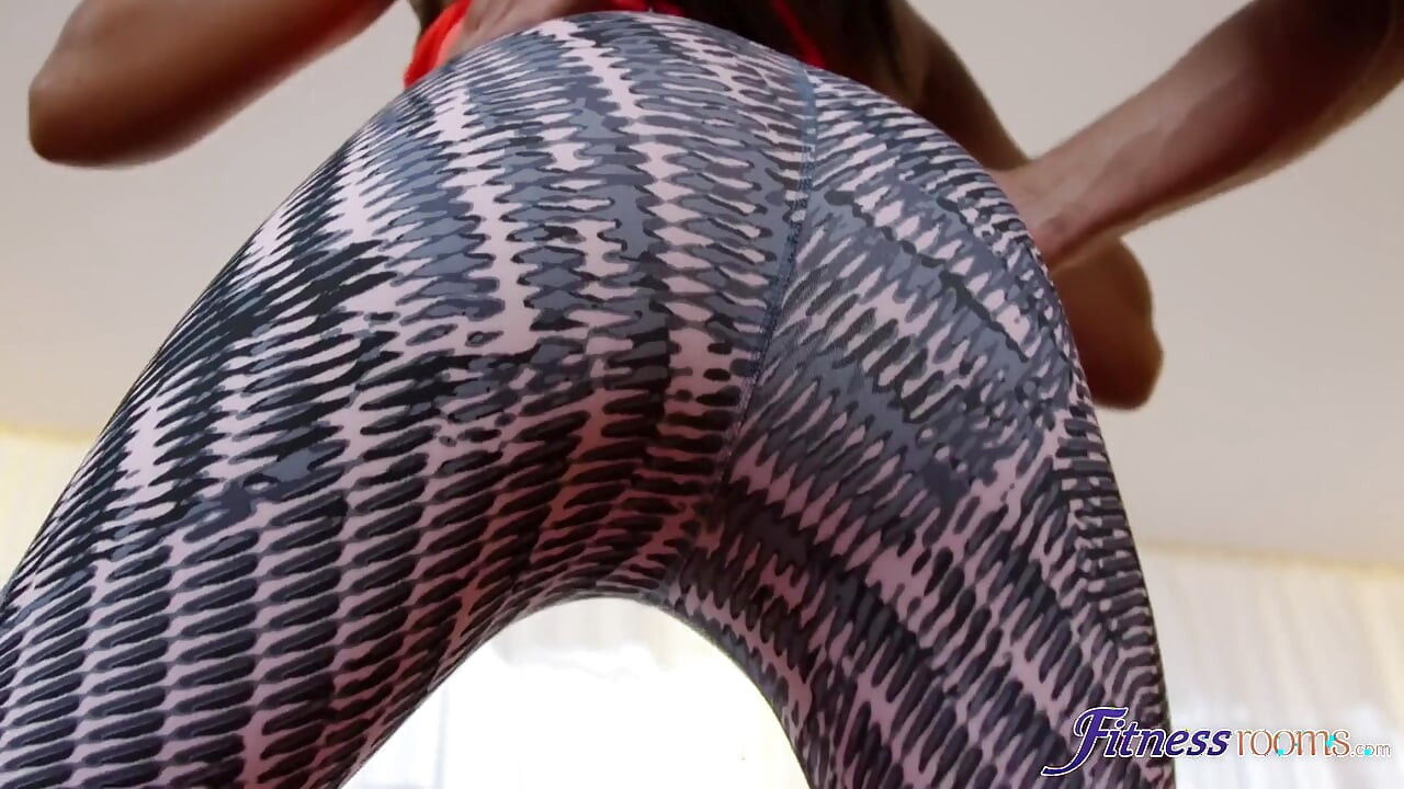 Fitness Rooms - Lola Marie fazendo agachamentos em suas leggings de spandex