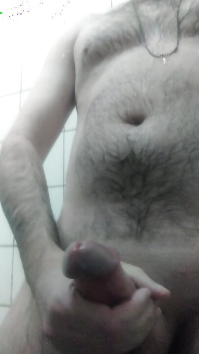 バスルームでチンコを見せびらかす。