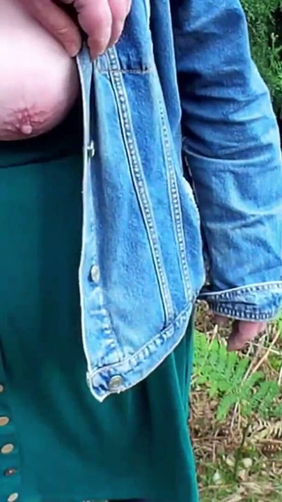 Plăcere cu spermă vara în pădure, țâțe mari de milfă primind o încărcătură de spermă | Clip 1