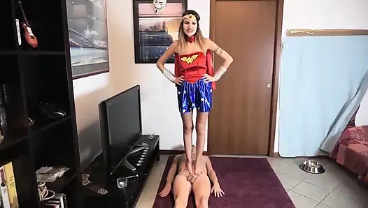 Костюмированная женщина, стоящая на своей рабыни