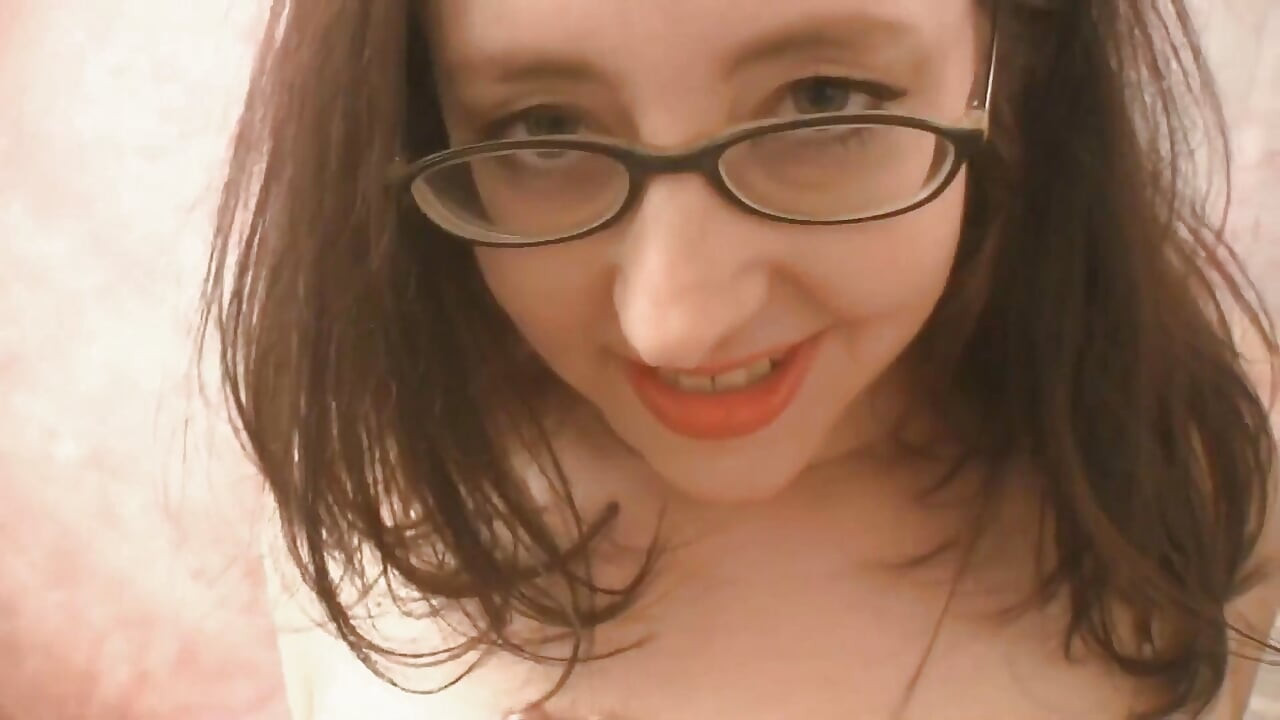 Üvey kızım büyük şişman yarağımı emmek için her zaman benimle yalnız kalmak istiyor... Ve onu filme çekmemi istiyor!!