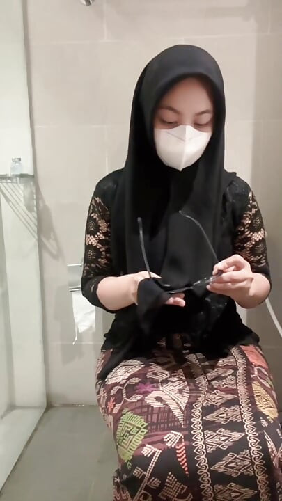 Seksi saphed kabaya hijab larki shauchalay men khelti hai jab tak ki dhara nikalne tak