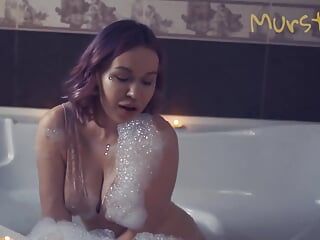 Erótica - video: Sola en el baño, Murstar