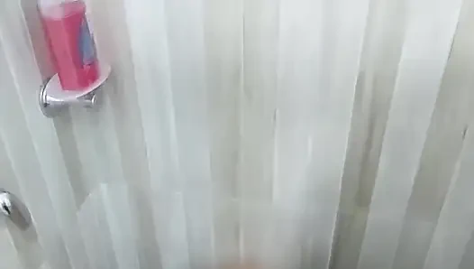 Büyük memeli latin genç kız duşta