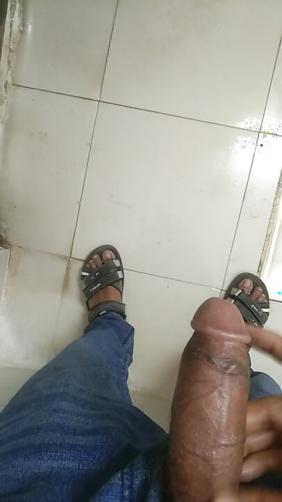Ofisin banyosuna gittim ve öğlen elimi vurdum