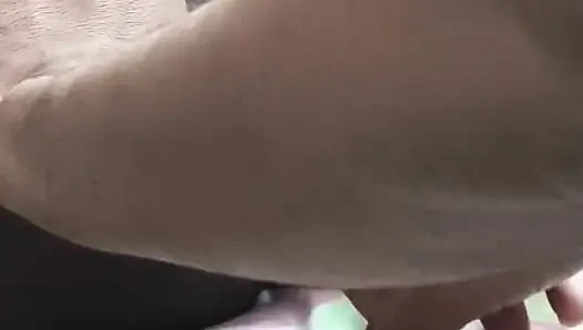 Kocamın yarağı kalkmadı, bu yüzden amına salatalık soktu.