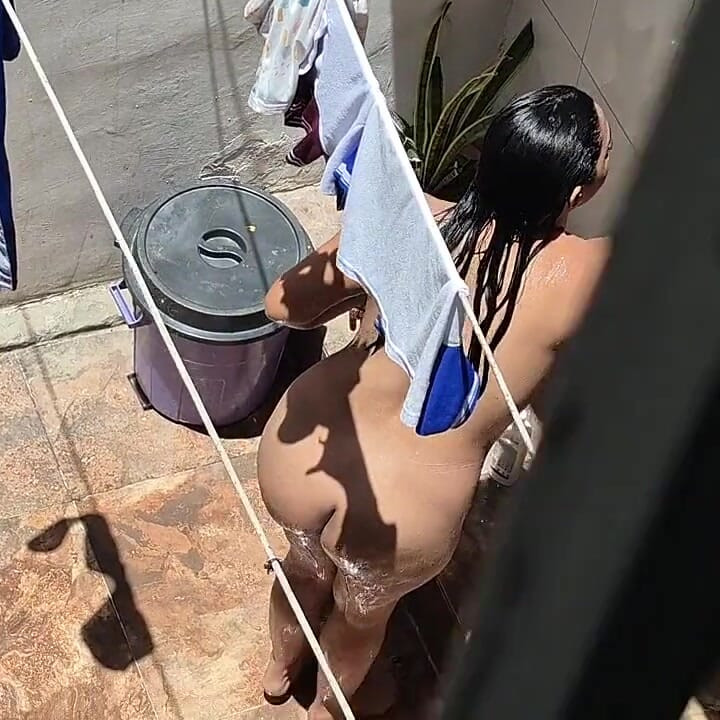 Minha vizinha quase me pegou gravando ela eu me masturbei até acho que ela me viu