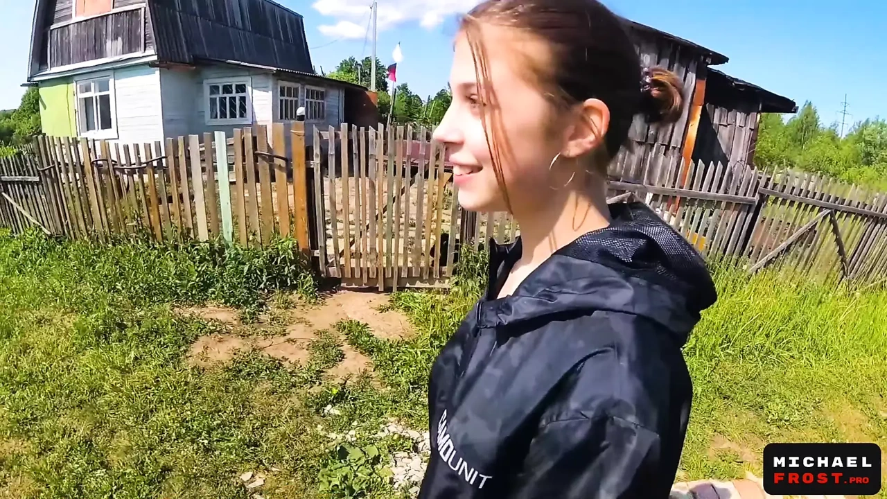 我在放学后不小心遇到了这个乡村美女，并在远离她家的地方操了她