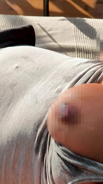 لحظة مميزة من "استخدام مكعبات الثلج لجعل ثديي مبللة وقوية! خاضعة للرقابة"