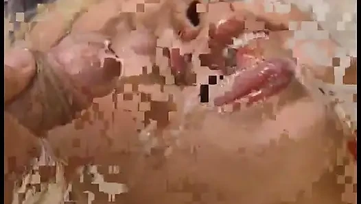 Atemberaubendes junges blondes fläschchen ist keine, ihrem chef und seinem parnther zu helfen, nach anstrengenden verhandlungen zu lockern
