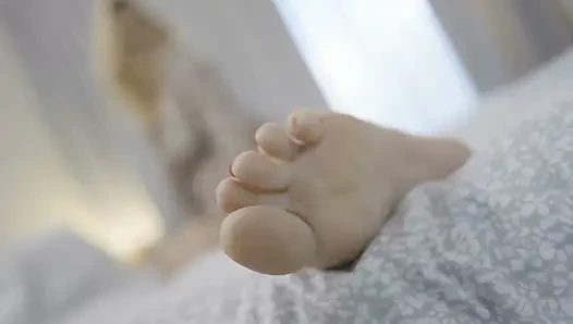 Tante seksi rambut pirang lagi menggoda dengan kakinya yang aduhai