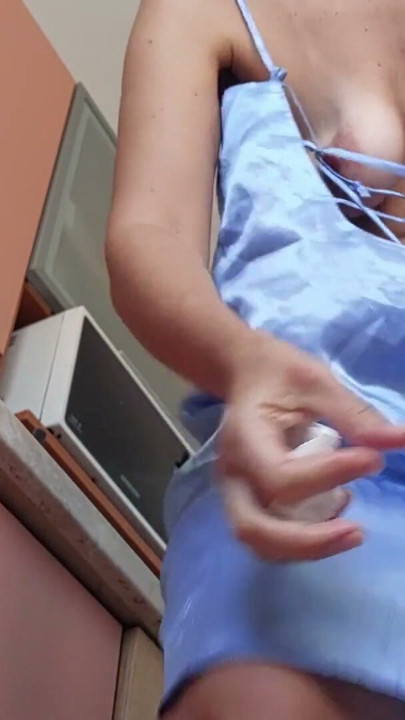 Mutfakta çıplak seksi esmer. Latin kıllı am, büyük göt, büyük göğüsler, büyük meme uçları. | Bölüm 1