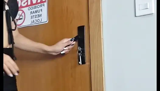 Evli kadın arkadaşının odasında aldatıyor ve neredeyse yakalanıyor