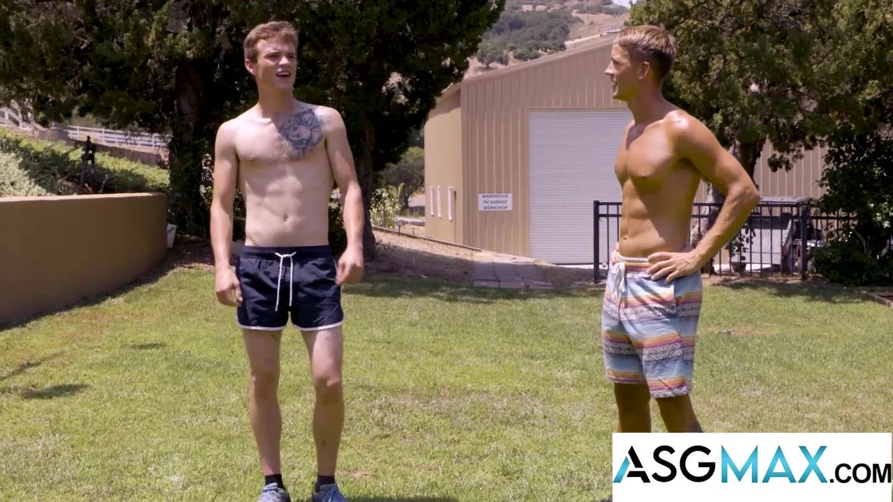 Yan kapıdaki arkadaşlar - hunk brandon anderson'un manhandles scott finn'in koşudan sonra sıkı deliği