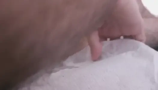 Yarak sağıyor, taşaklarımı sıvazlıyor ve boşalıyorum