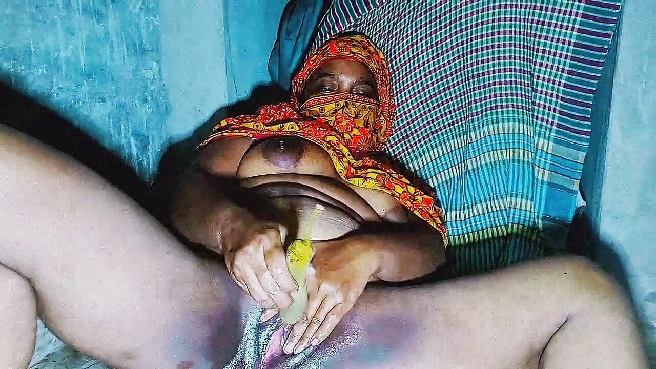 Attractive sister-in-law bathing video