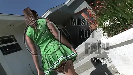 Pemandu sorak brunette ketat panas mengambil kontol besar dengan keras