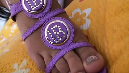 Извращенная тинка мастурбирует крупным планом