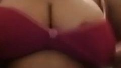 देसी भाभी दिखा रहा है बड़े स्तन