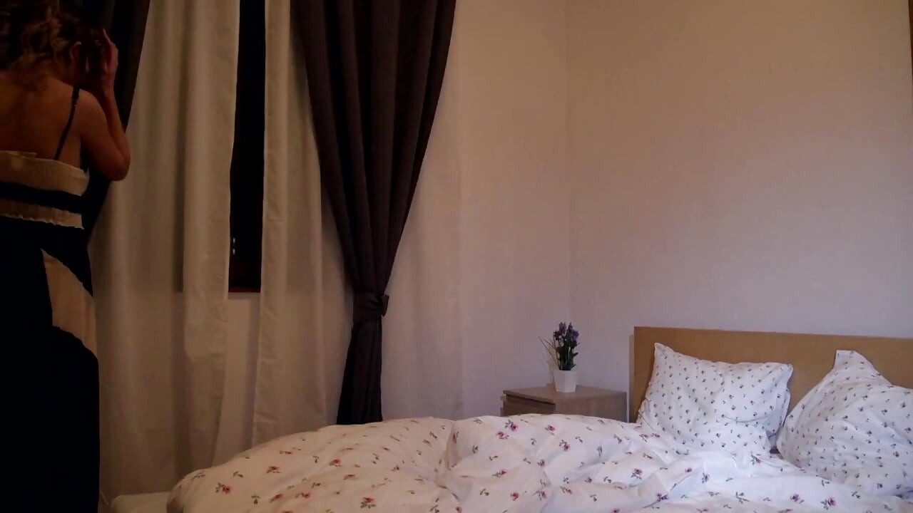 18 yaşındaki sıkı götünde büyük yarakla ilk kez anal seks yapıyor