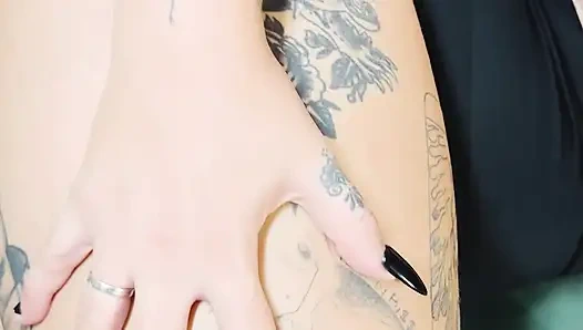 Ratu bdsm rambut cokelat lagi asik muasin memeknya pakai dildo sambil pakai stoking jaring-jaring