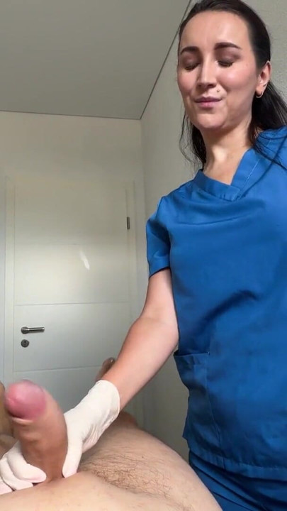 Hot Masseuse βάζει σε γάντια λατέξ για ένα ακατάστατο Happy Ending Cumshot | Κλιπ 1
