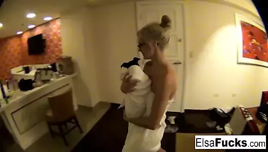 Юная тинка Elsa Jean показывает свой гостиничный номер и свою киску