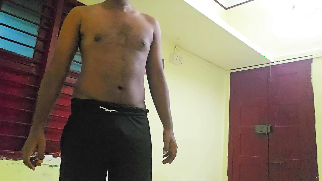 भारतीय किशोर लड़का पूरी तरह से नग्न पोशाक हटा रहा है