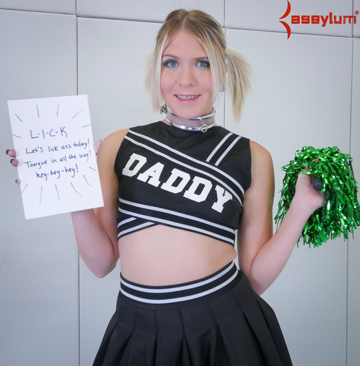 Une pom-pom girl blonde en bagues se fait punir du cul à la bouche