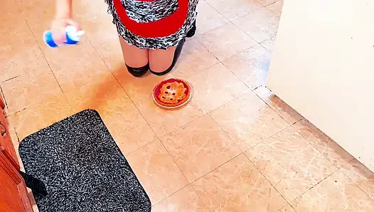 Ebony Housewife Smashes and Squirts on Pie
