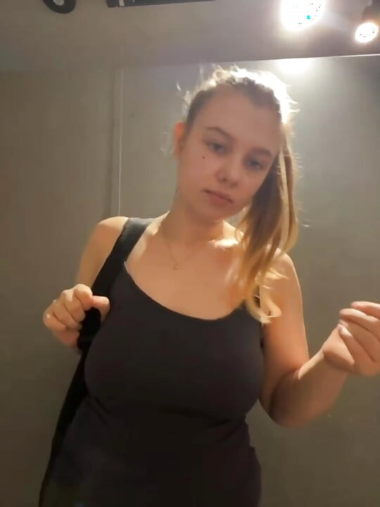 Jucielussie cumming in the gym