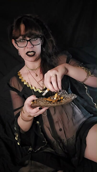 抽烟女巫爱香烟