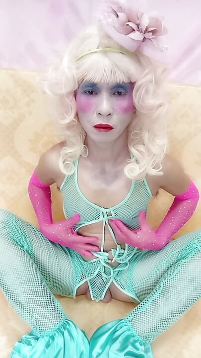 Oanh Le transgender wearing sexy clothes porn playing with an artificial can