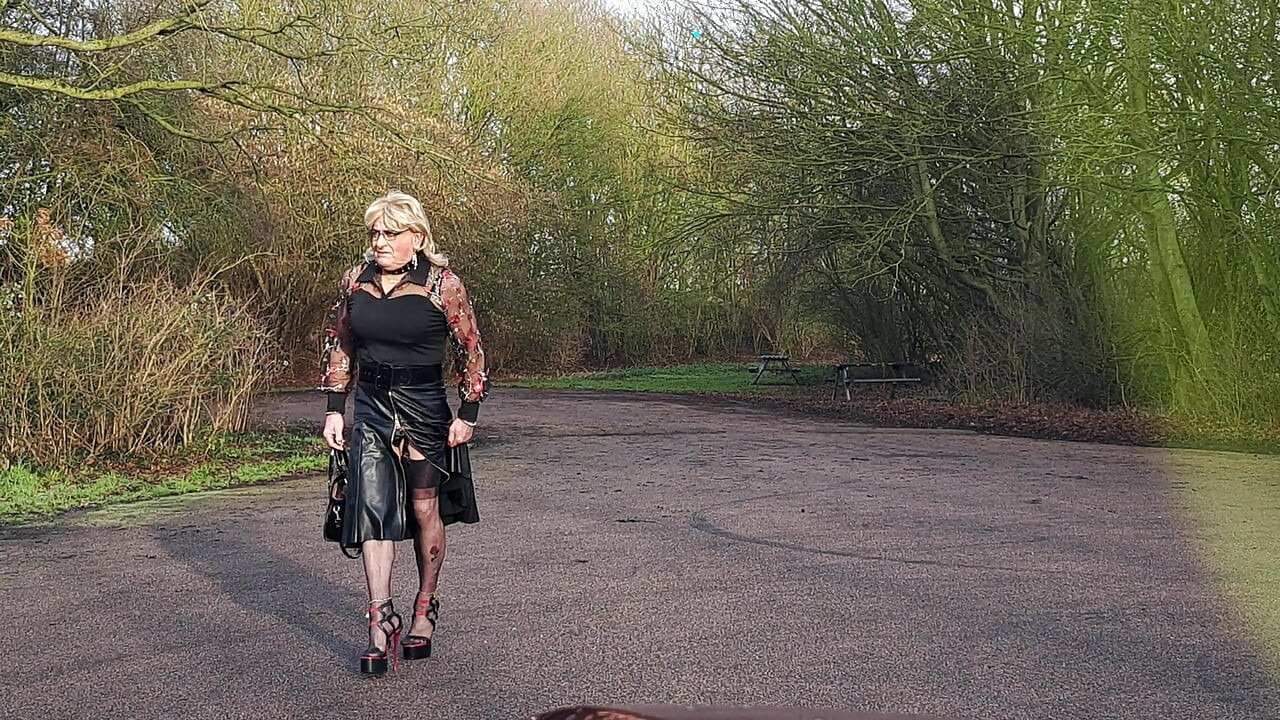 Crossdresser đi bộ ở nơi công cộng