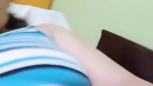 Sie braucht einen riesigen schwanz, um in ihre enge, feuchte muschi einzudringen