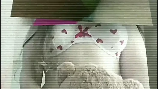 Sadece sevimli öğrencin göğüsleriyle oynaman için pembe yaramazlık yapıyor, ağzı damlatıyor ve mastürbasyon yapıyor, dildoyla oynuyor
