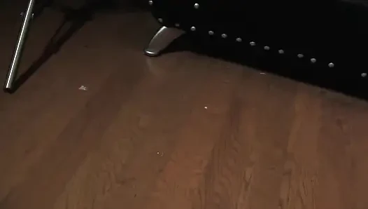 Blonde MILf stöhnt laut, während sie tiefe schläge nimmt