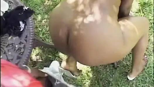 Красивую черную милфу трахнул раком и кончил на лицо хуище