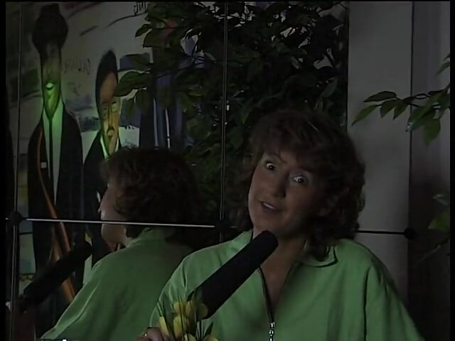 Mülakatta yırtık adam ve seksi bir piliç