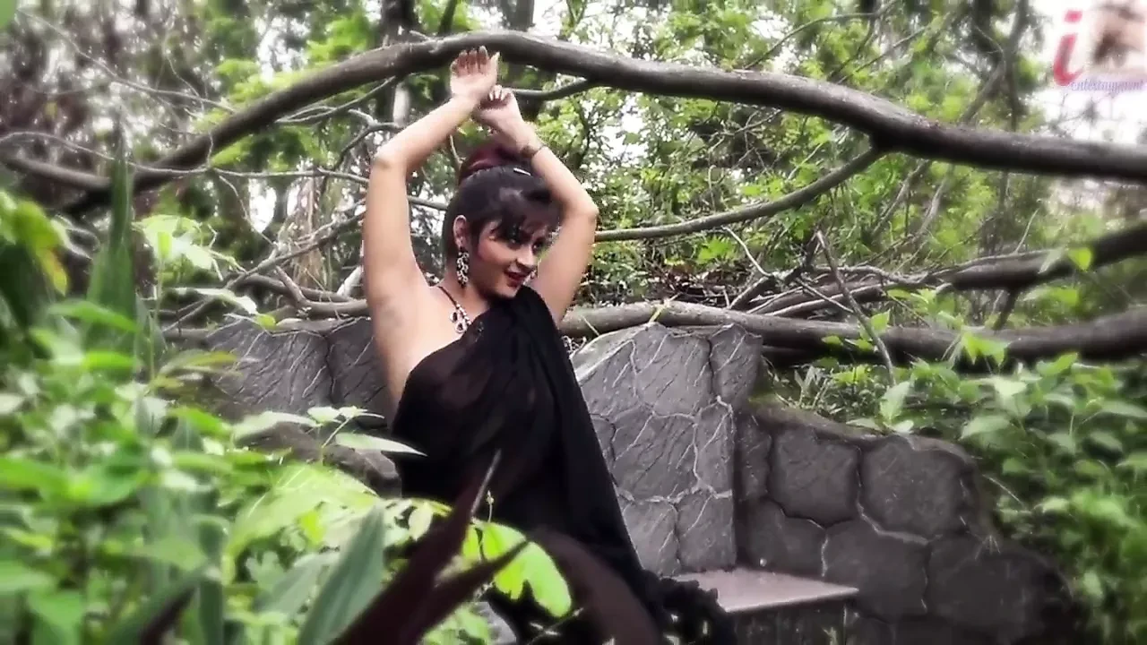 Nisha, Nude Saree Model