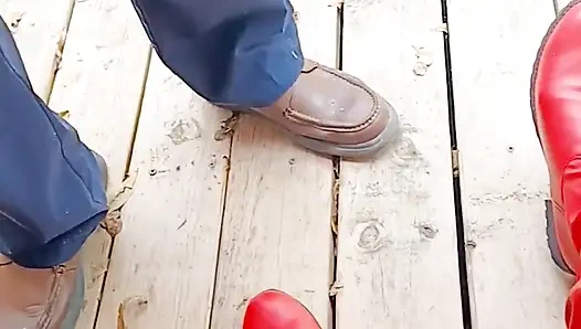 Gadis kelelawar sedang istirahat merokok di dalam dirinya