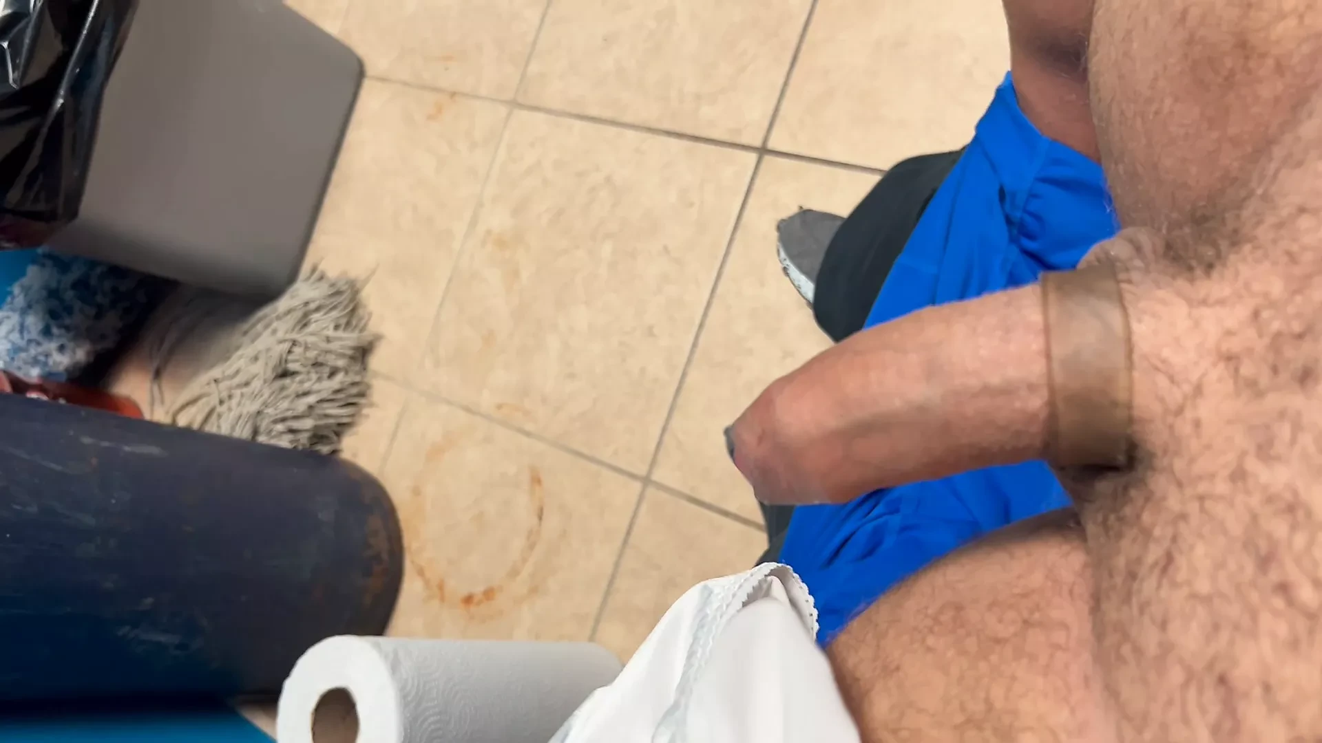 Riempio le mutandine di mia suocera piene di sperma