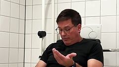 Masturbando em um banheiro público no prédio médico. Inéditos