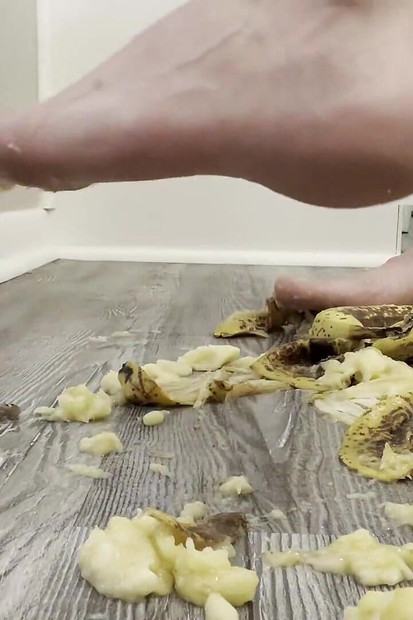 Écrasement de banane avec les pieds