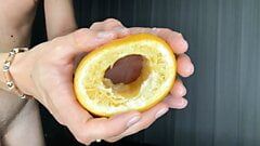 Frutas fodendo carne em casa com uma laranja