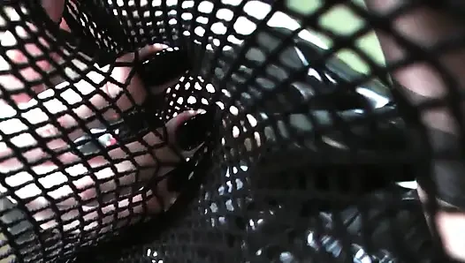 Terjebak di dalam jaring laba-labaku