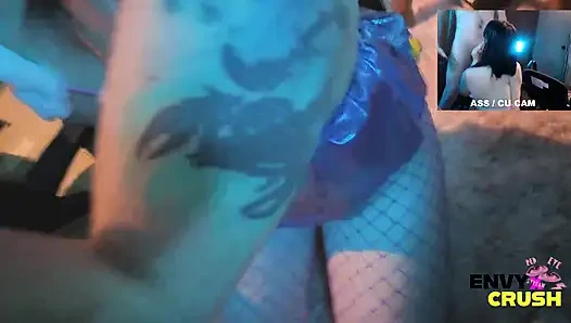 Gamerin in Netzstrümpfen Geht Auf Die Knie