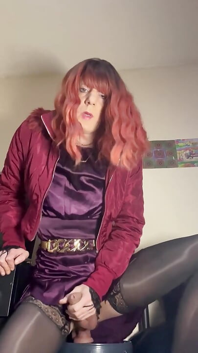 Jess Silk menunggang dildo